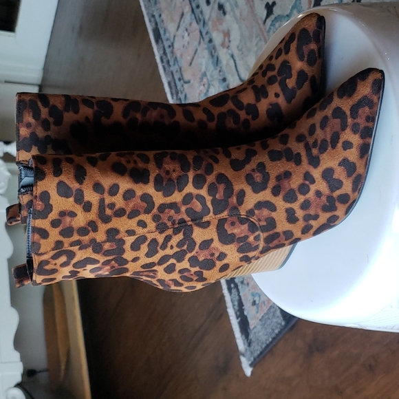 4" Leopard bootie 8.5 - Picture 1 of 5